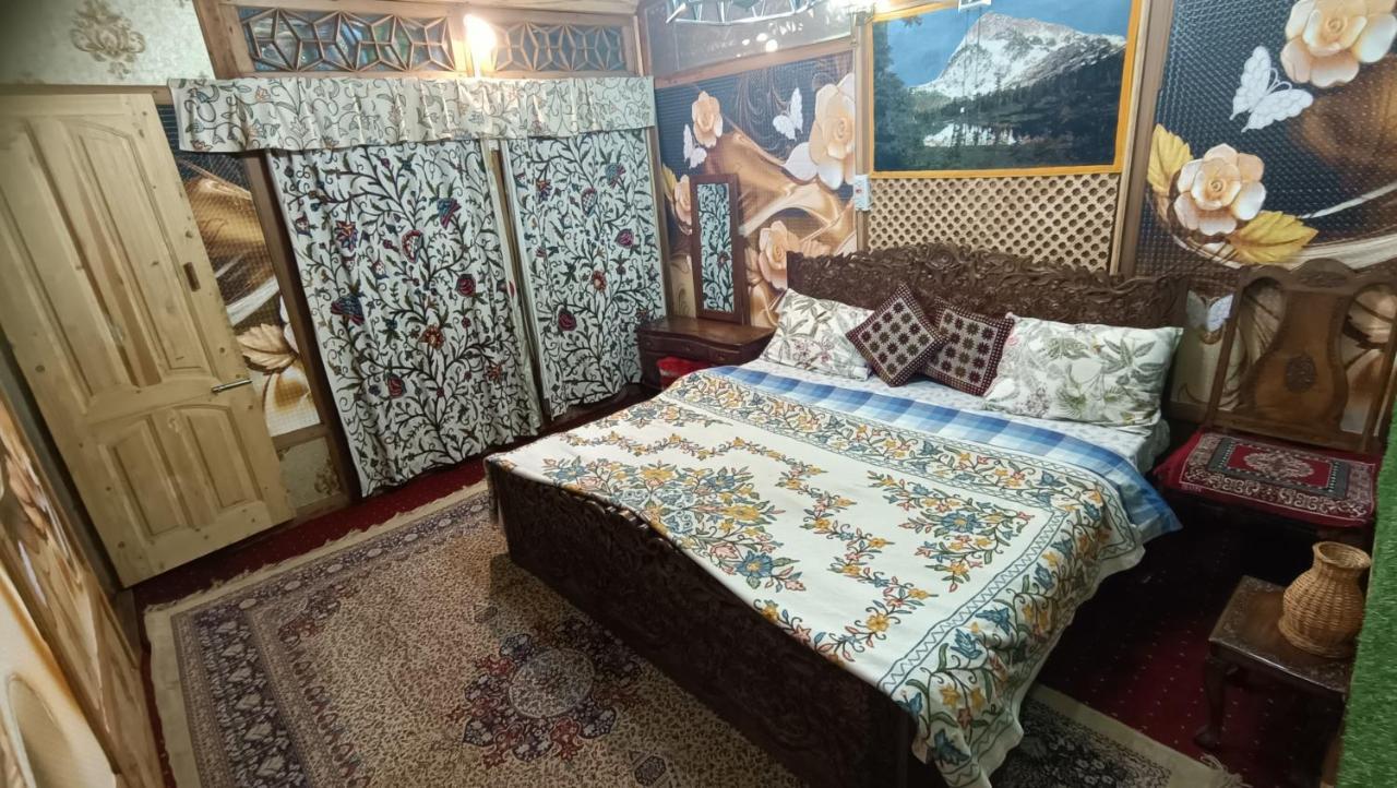 Botel Heritage Geneva House Boat Srinagar (Jammu and Kashmir)
