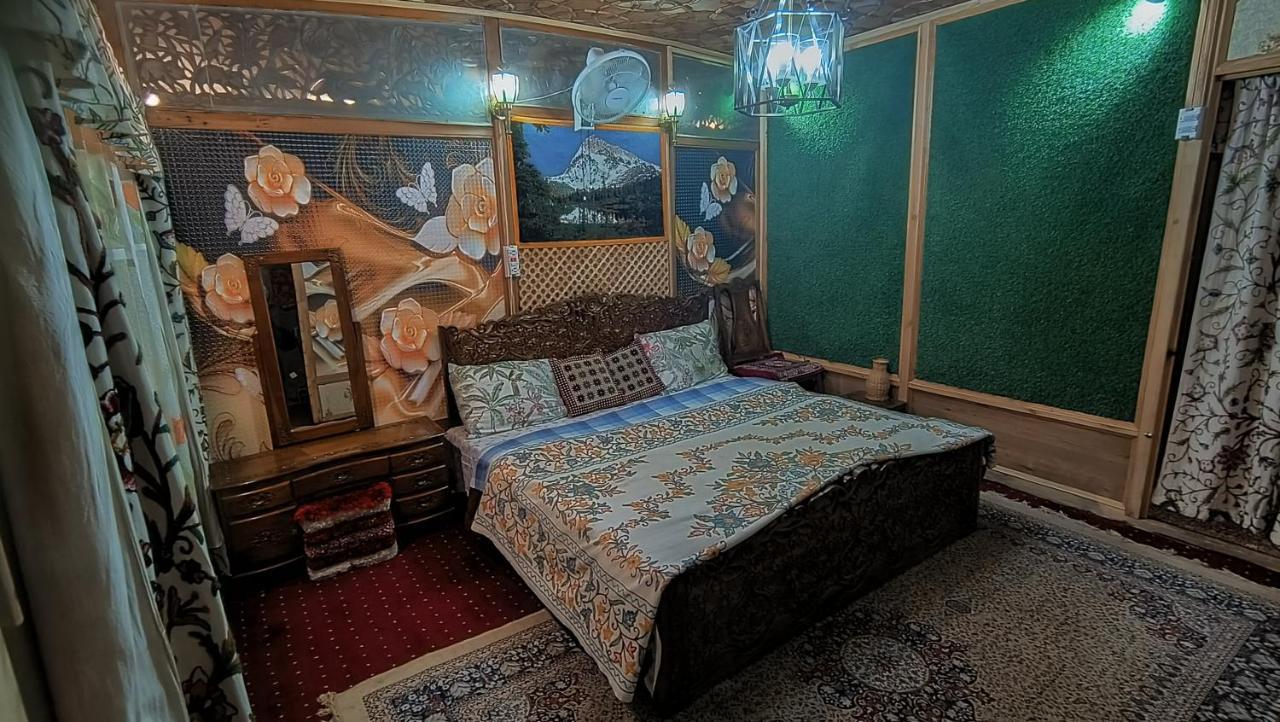 Heritage Geneva House Boat Srinagar (Jammu and Kashmir)