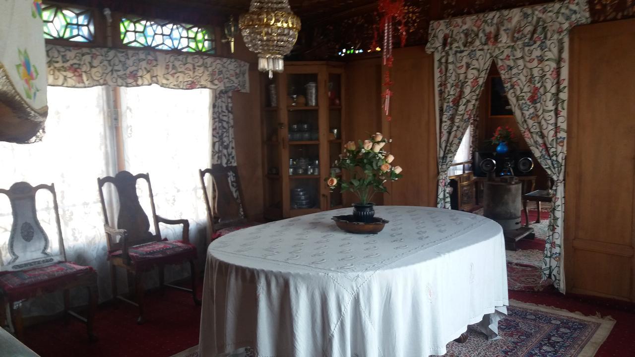 Heritage Geneva House Boat Botel