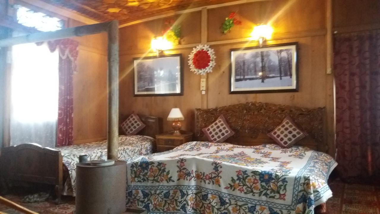 Heritage Geneva House Boat Botel 3*