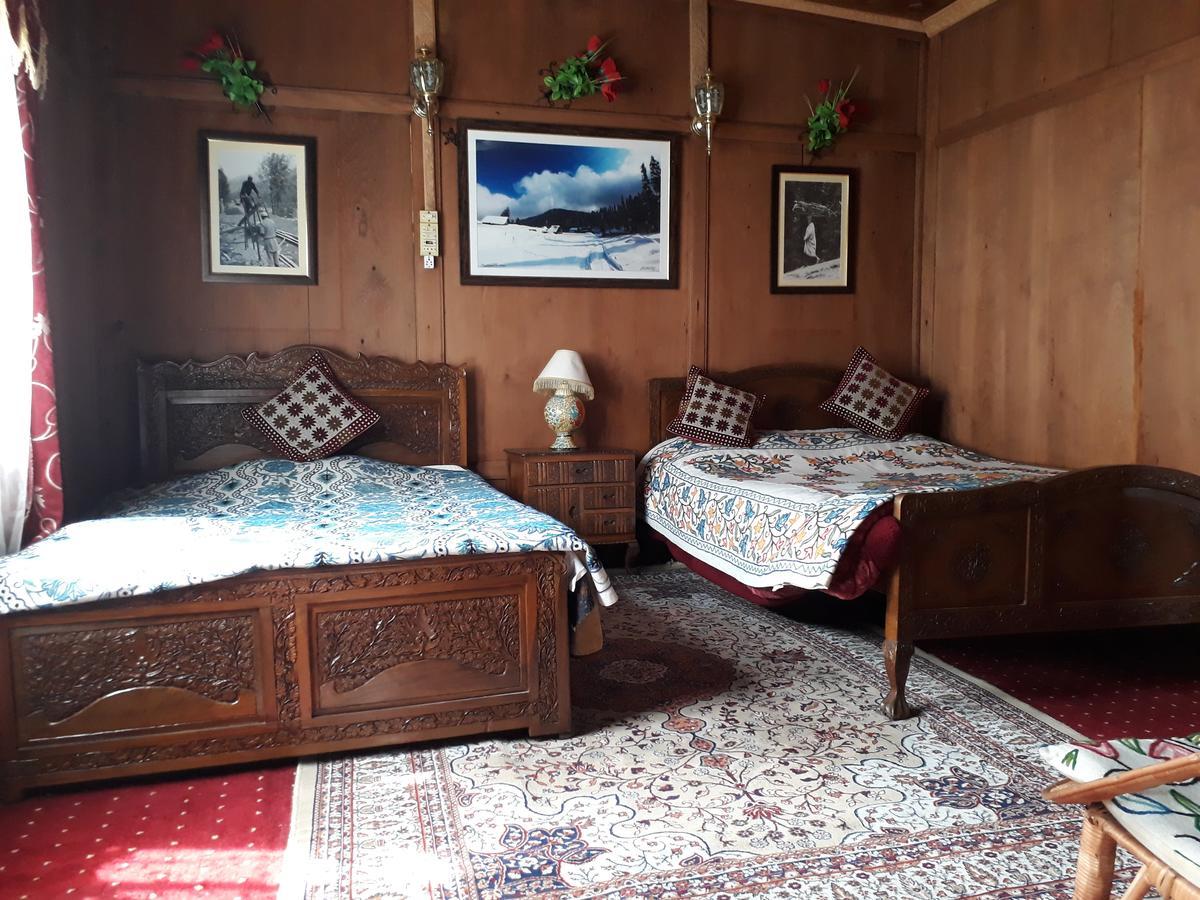 Heritage Geneva House Boat Botel