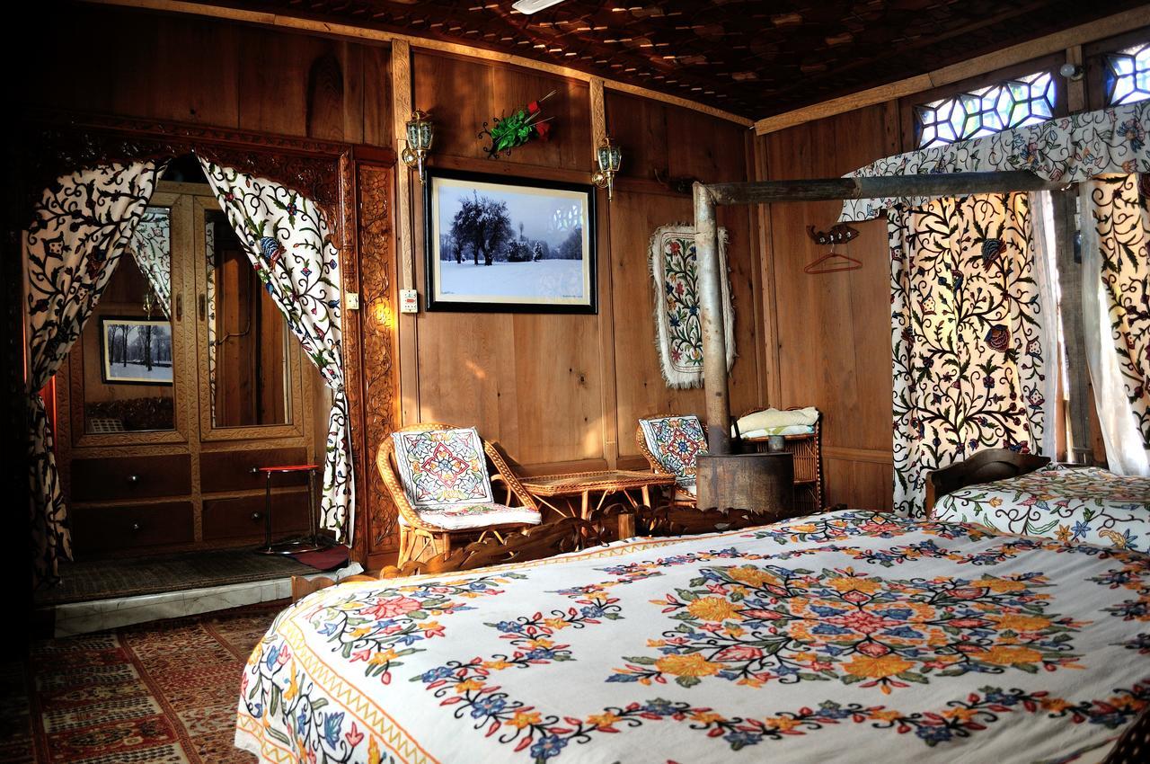 Heritage Geneva House Boat Botel