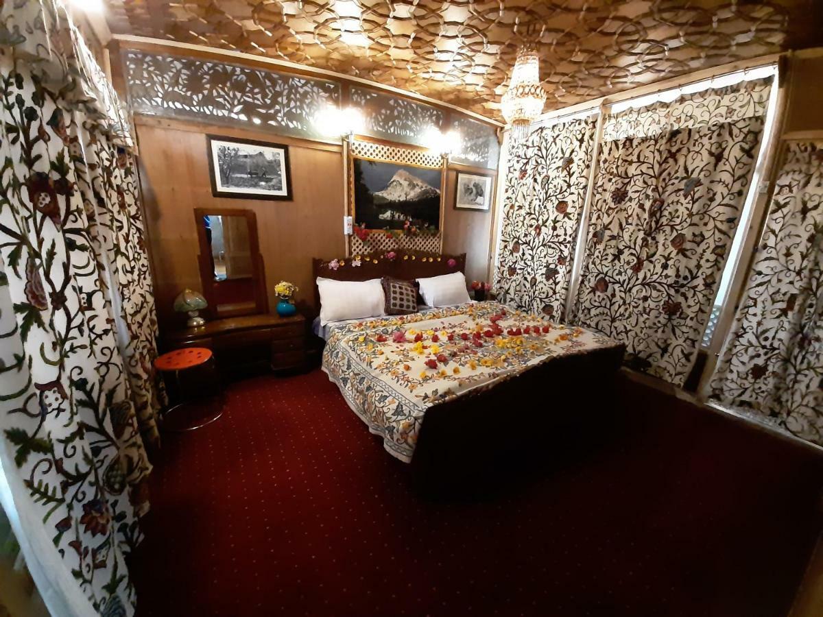 Botel Heritage Geneva House Boat Srinagar (Jammu and Kashmir)