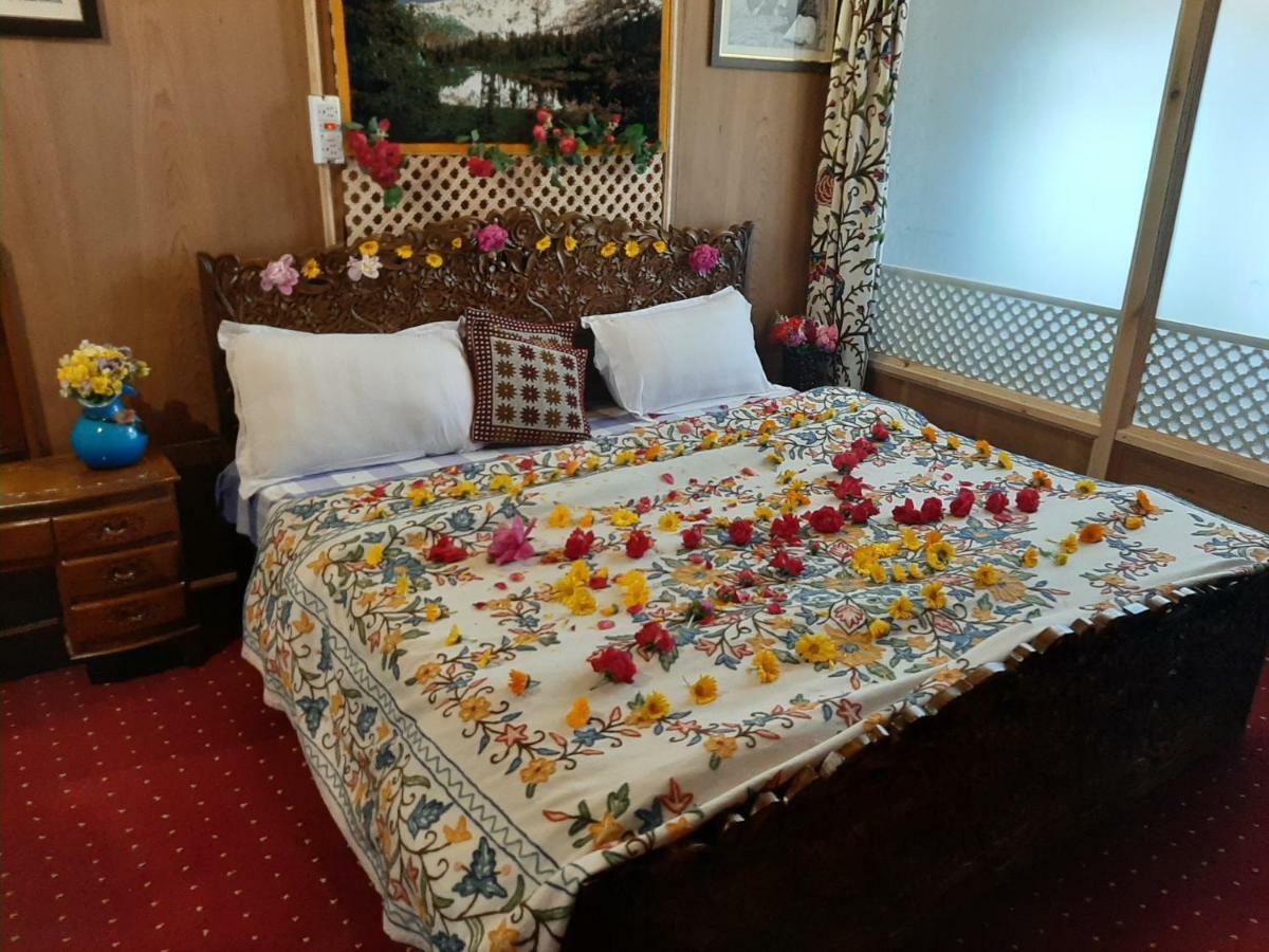 Botel Heritage Geneva House Boat Srinagar (Jammu and Kashmir)