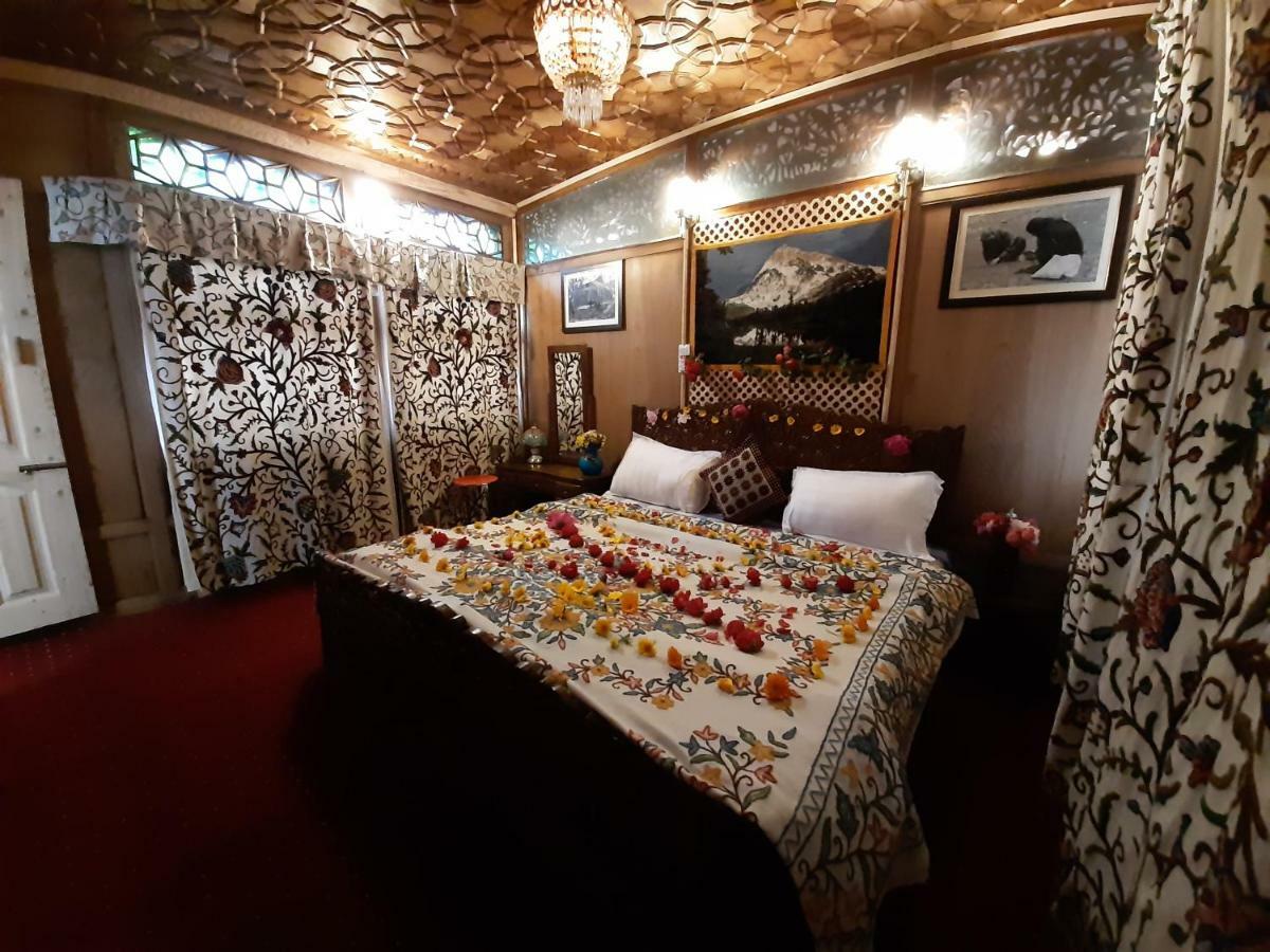 Heritage Geneva House Boat