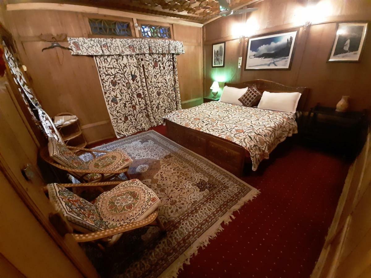 Heritage Geneva House Boat