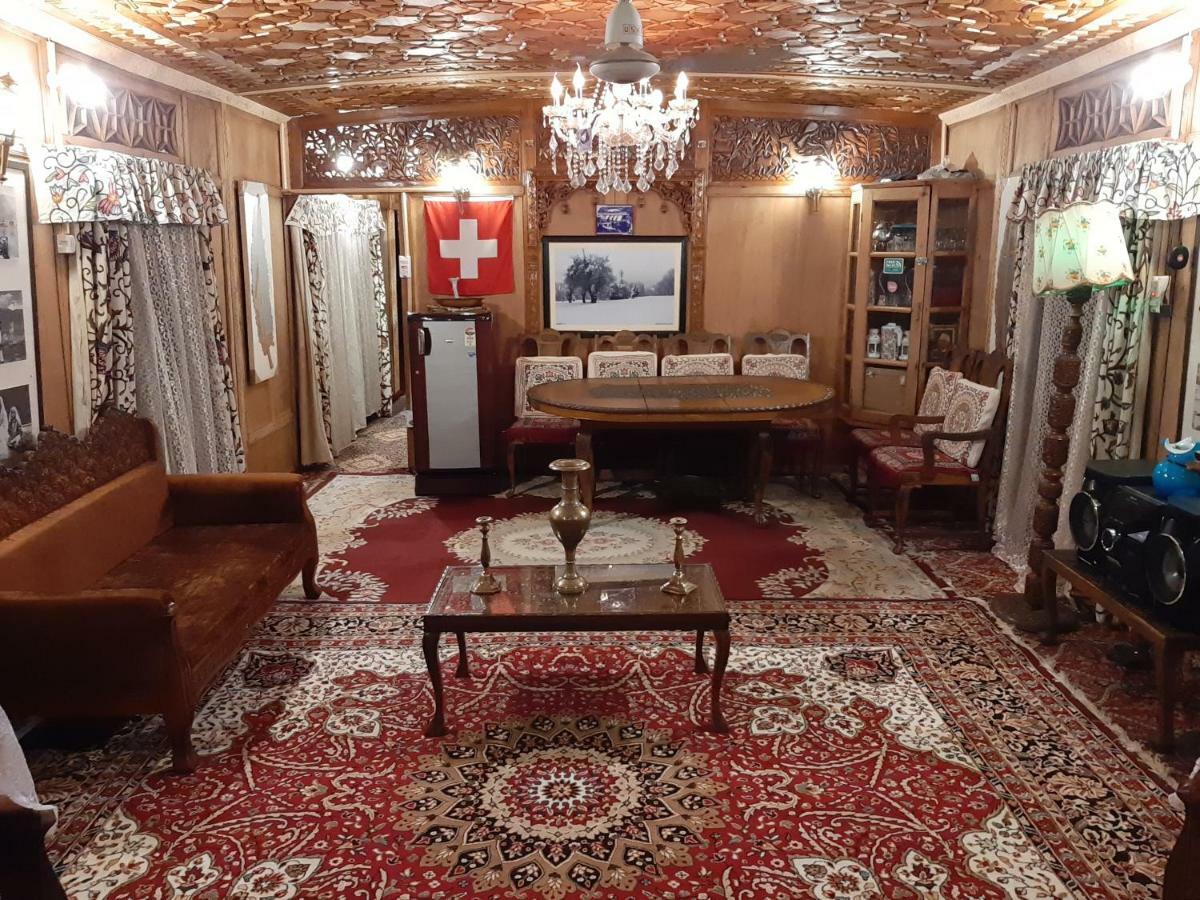 Heritage Geneva House Boat Botel